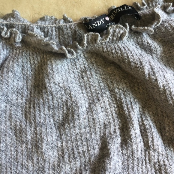 BRANDY MELVILLE GREY OFF THE SHOULDER LETTUCE TRIM - Picture 3 of 3